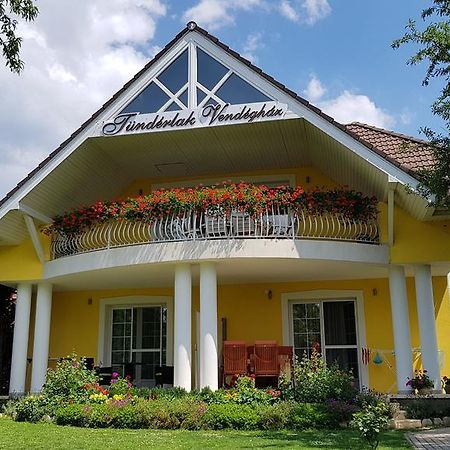 Tuenderlak Vendeghaz Apartment Balatonfured Bagian luar foto