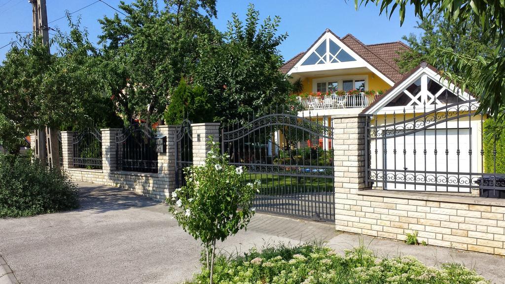 Tuenderlak Vendeghaz Apartment Balatonfured Bagian luar foto