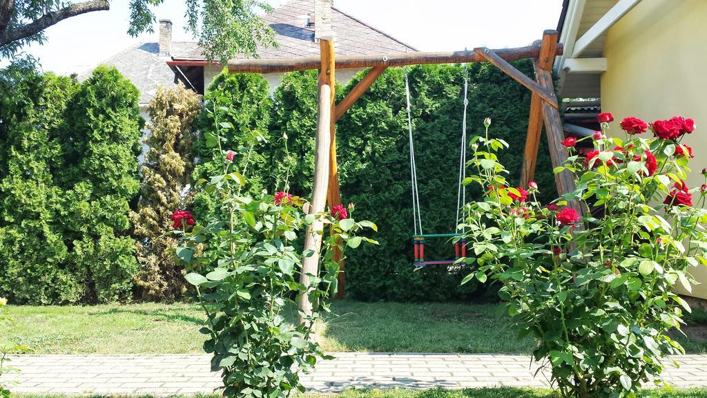 Tuenderlak Vendeghaz Apartment Balatonfured Bagian luar foto