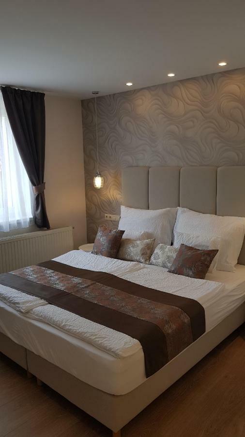 Tuenderlak Vendeghaz Apartment Balatonfured Bagian luar foto